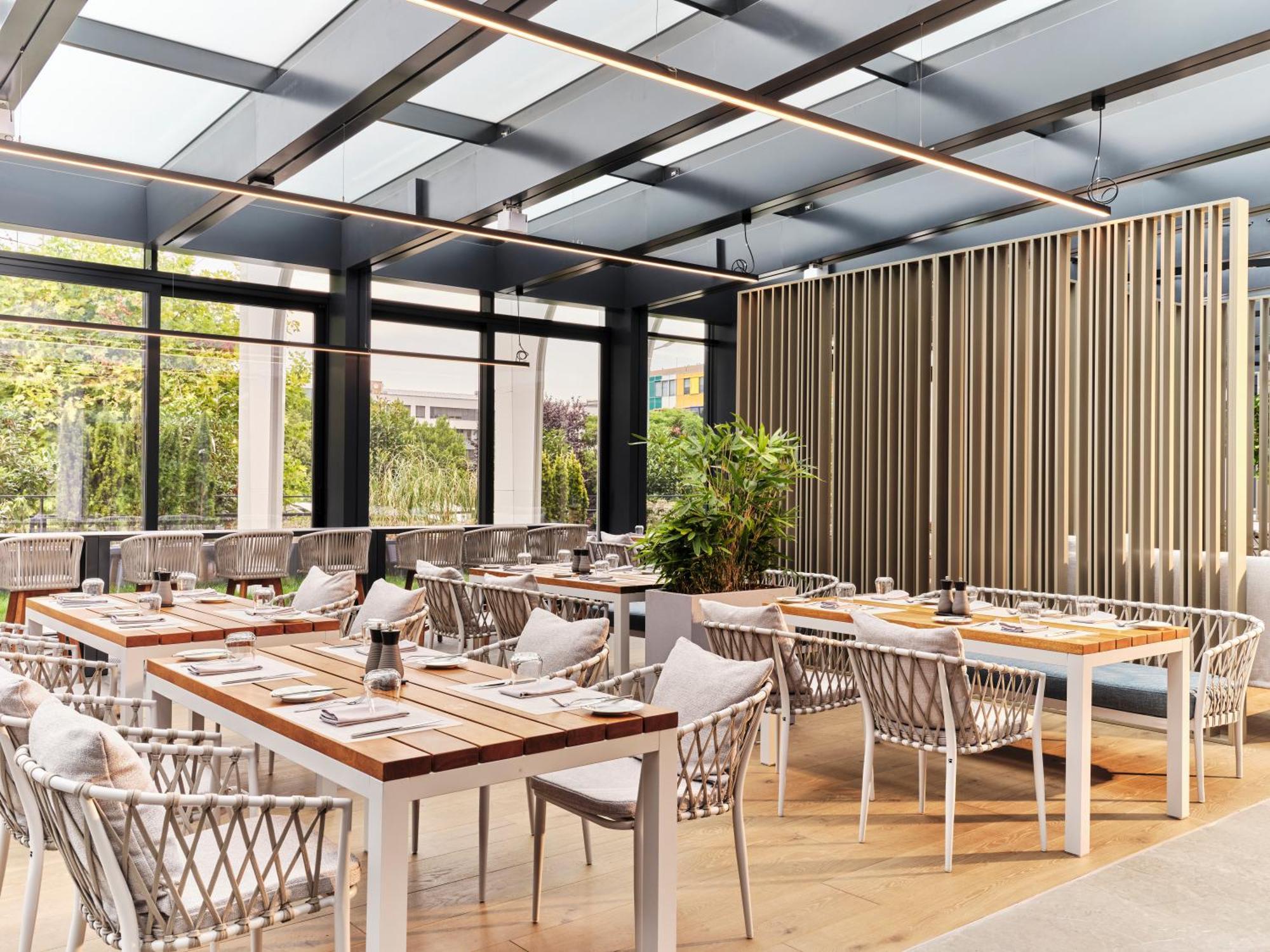 Hotel Crowne Plaza Sofia By Ihg Exterior foto