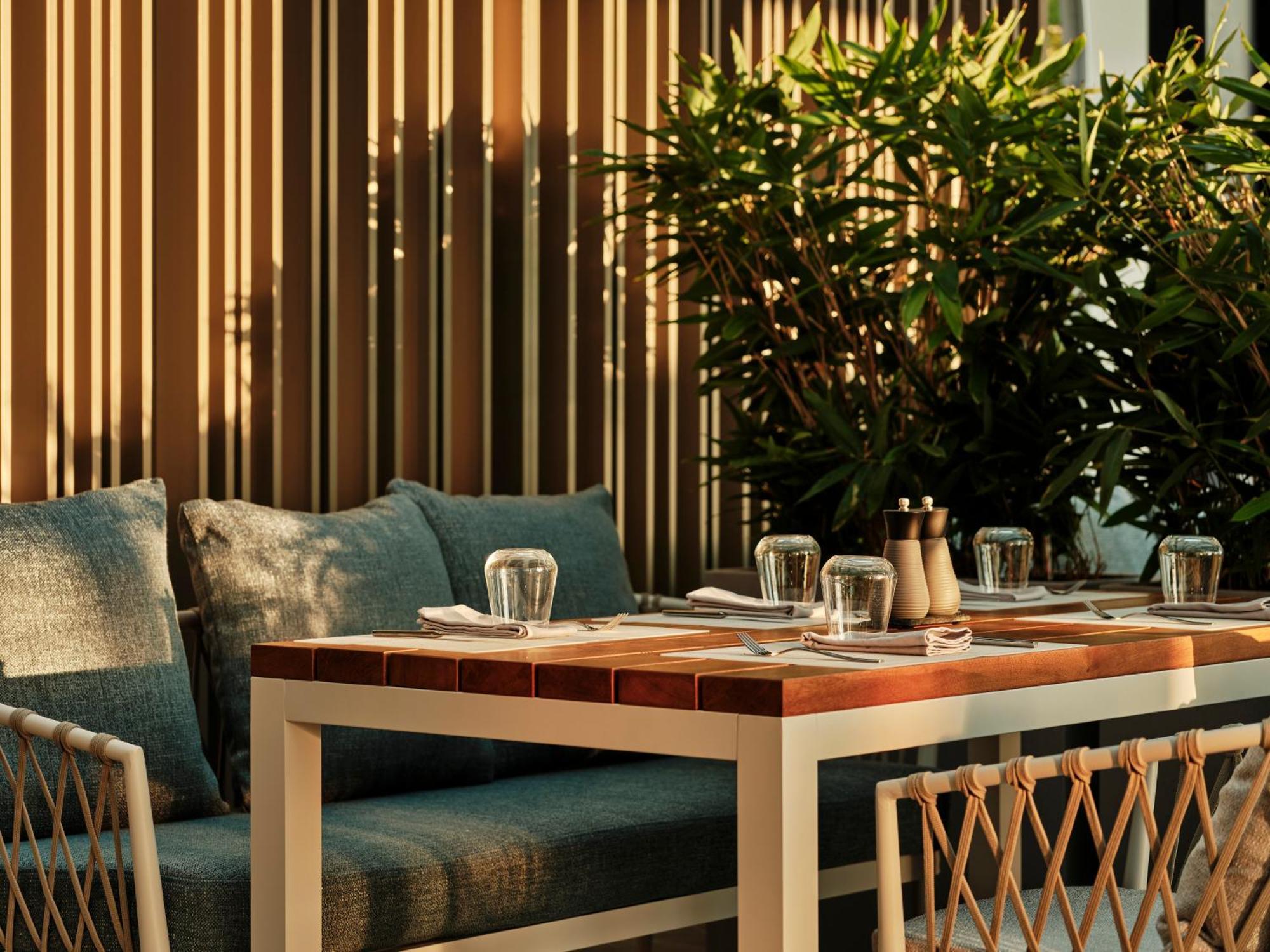 Hotel Crowne Plaza Sofia By Ihg Exterior foto