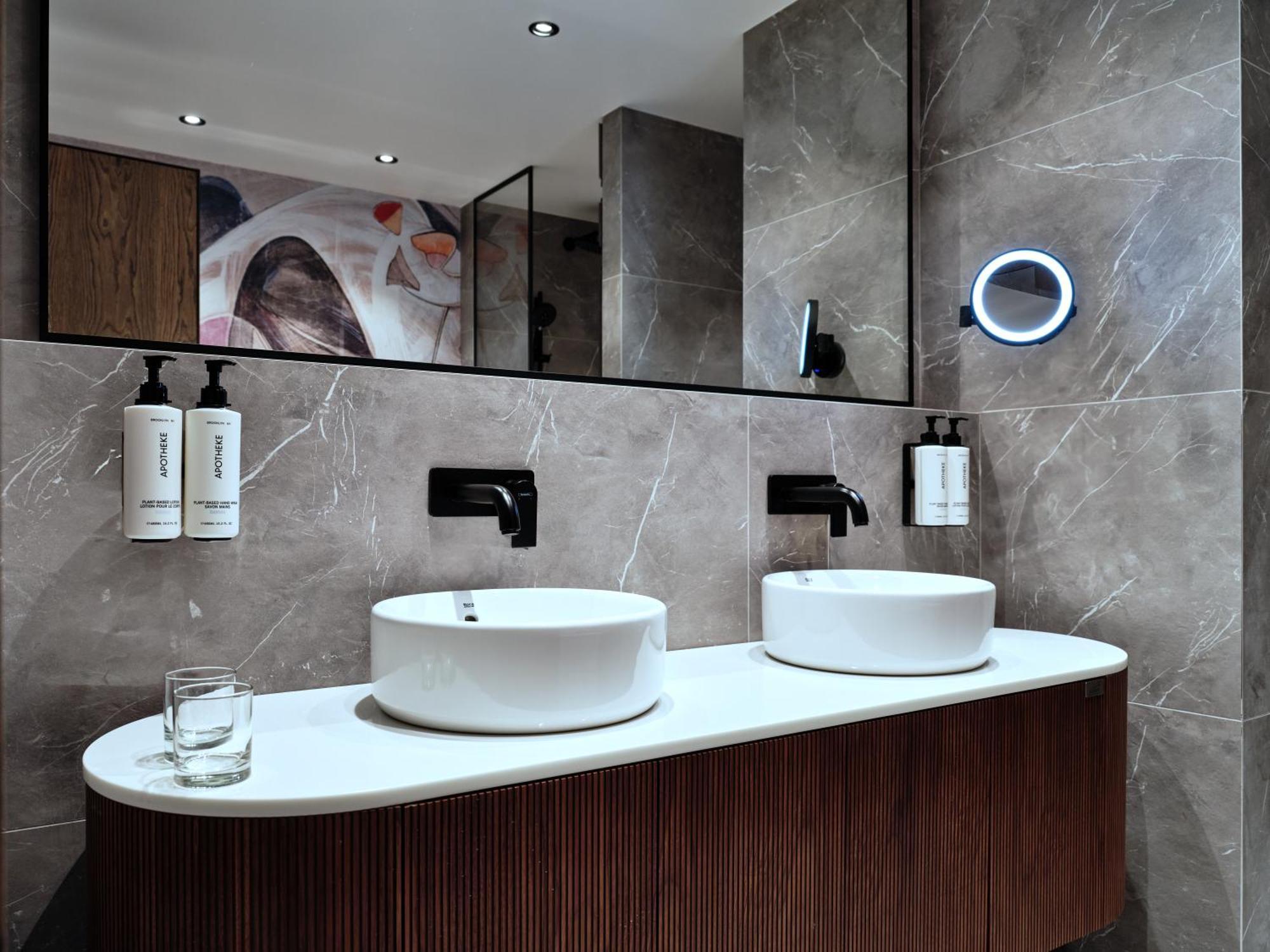 Hotel Crowne Plaza Sofia By Ihg Exterior foto